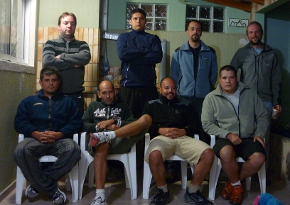 De pé, esquerda para direita: Leandro Bolívia, Alisson, Carlos Magrinho e Vinicius. Sentados: Rodrigo Xandão, Tio Willian, Natan e Juliano.